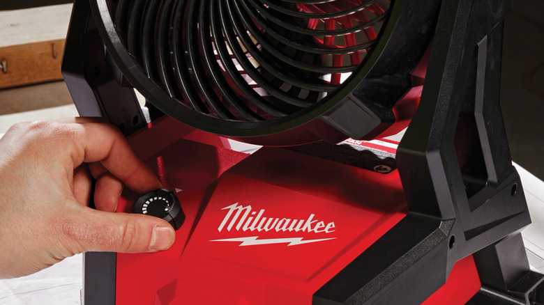 Hand adjusting speed level of Milwaukee M18 Brushless PACKOUT Fan