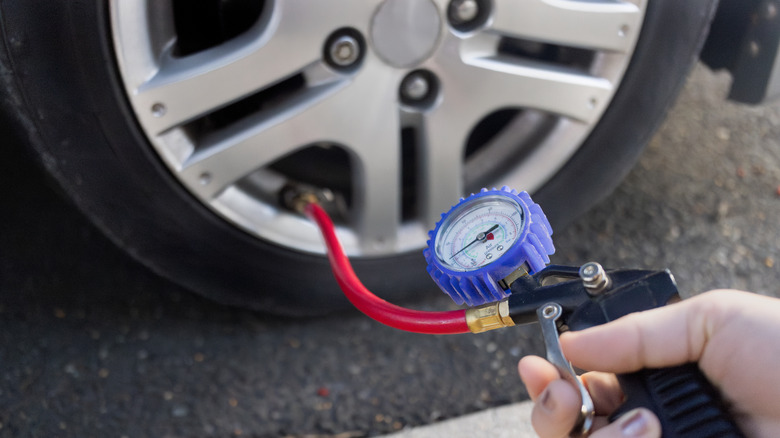 Adjusting the tire pressure with an air gauge