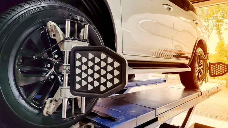 Checking the wheel alignment of an SUV in a repair garage