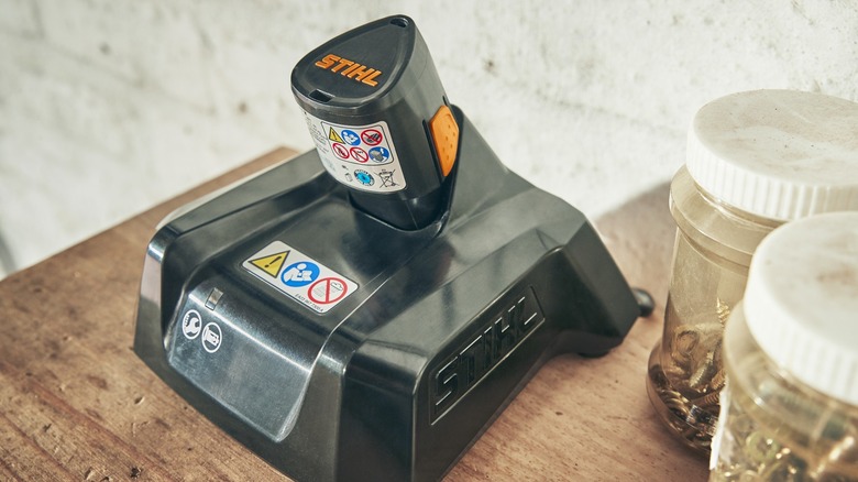 Stihl AL 1 charger charging AS 2 battery
