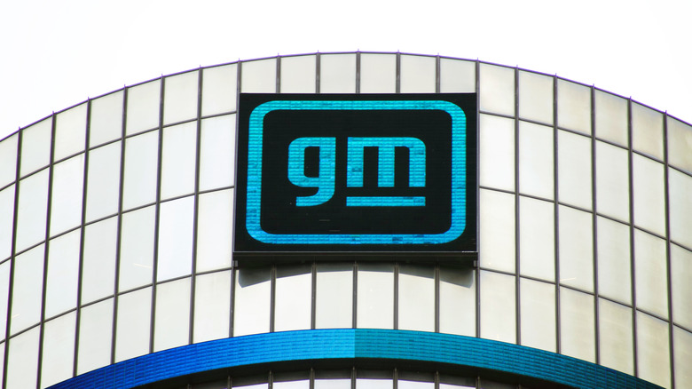 GM logo affixed to its headquarters building