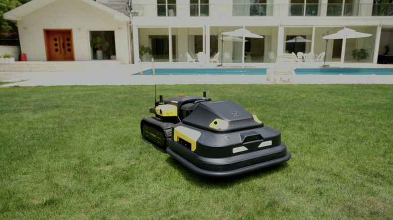 Yarbo Lawn Mower Pro used on yard