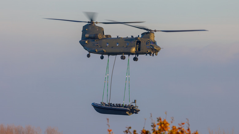 Chinook llevando un bote