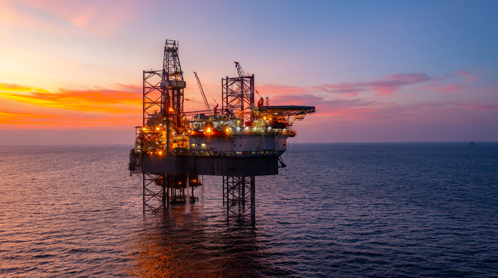How Many People Work On An Offshore Oil Rig And How Long Do They Stay Onboard?