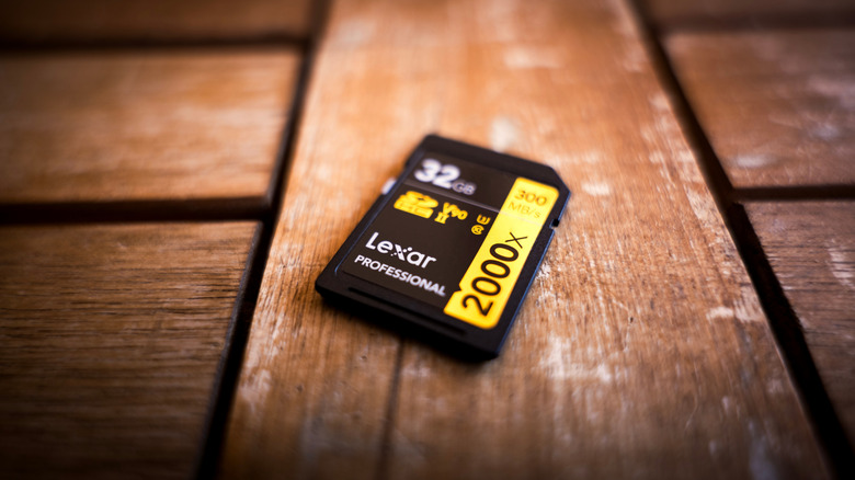 A 32GB SD card on a wooden table