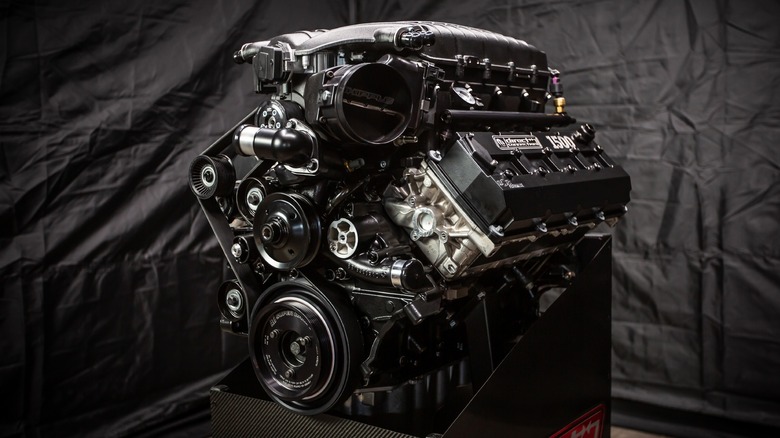 Direct Connection 1500 HEMI Crate Engine, DSR1500-DC in front of a black background