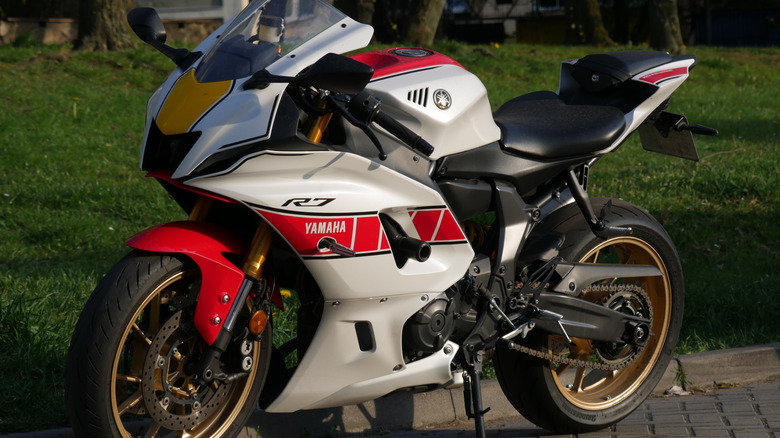 A white Yamaha R7 motorcycle seen at the beginning of the evening