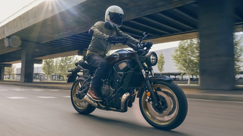 Person riding a Yamaha XSR700 in the city