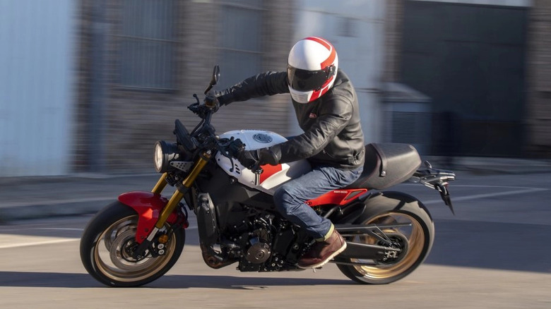 Rider cornering on a Yamaha XSR900