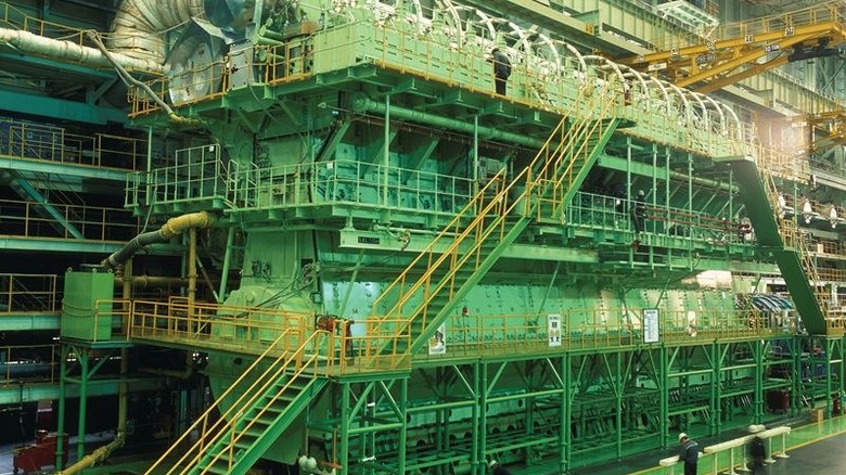 Wärtsilä RT-Flex96C engine with maintenance personnel on ground and third story levels