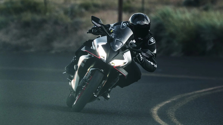 CFMoto 450SS taking a corner