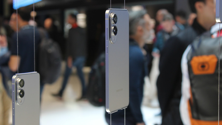 Samsung Galaxy S25 Edge on display.