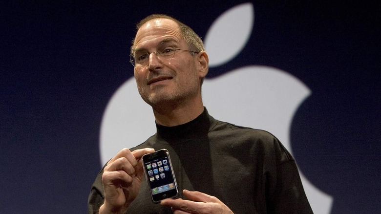 Steve Jobs introduces the iPhone at MacWorld 2007