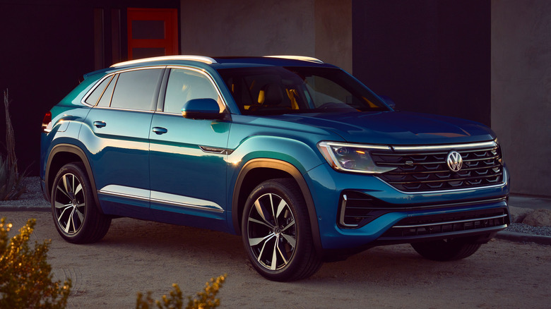 Front 3/4 view of VW Atlas Cross Sport