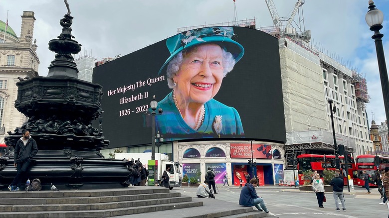 Queen Elizabeth II memorial screen
