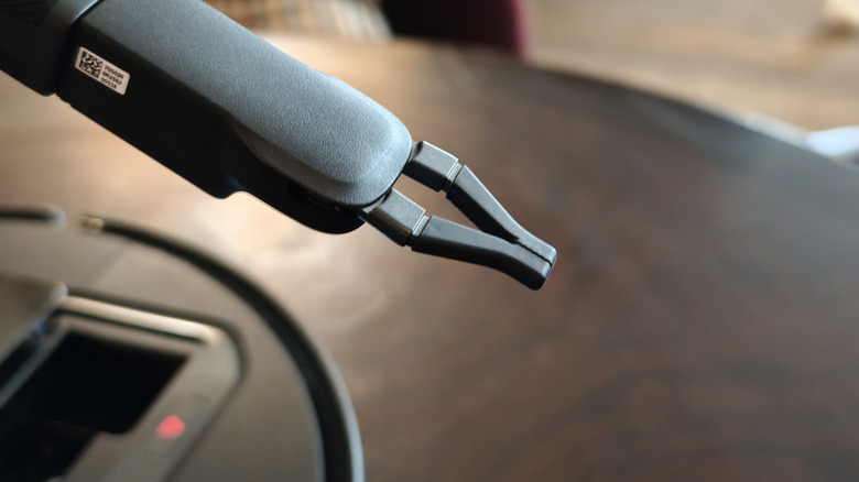 Roborock Saros Z70 OmniGrip claw close up view