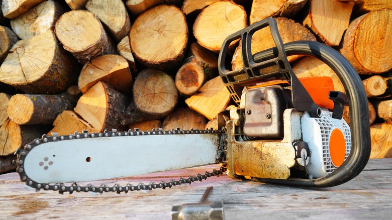 A chainsaw chain sagging away from the saw's guide bar.