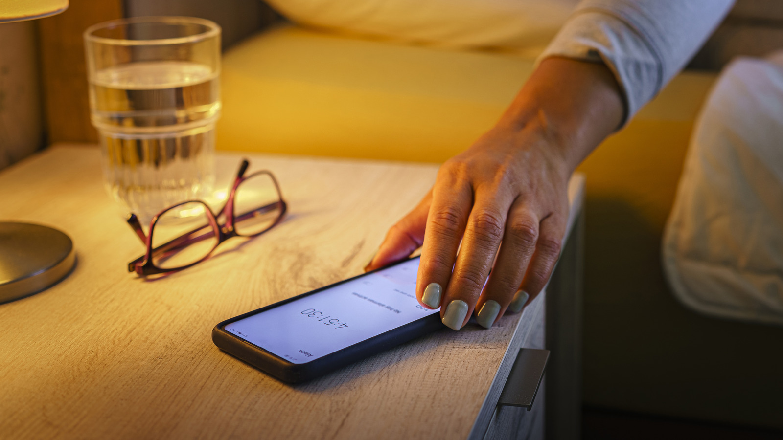 how to change brightness on iphone 16