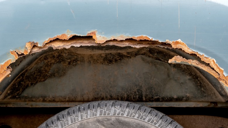 Rusty wheel well and fenders on a vehicle