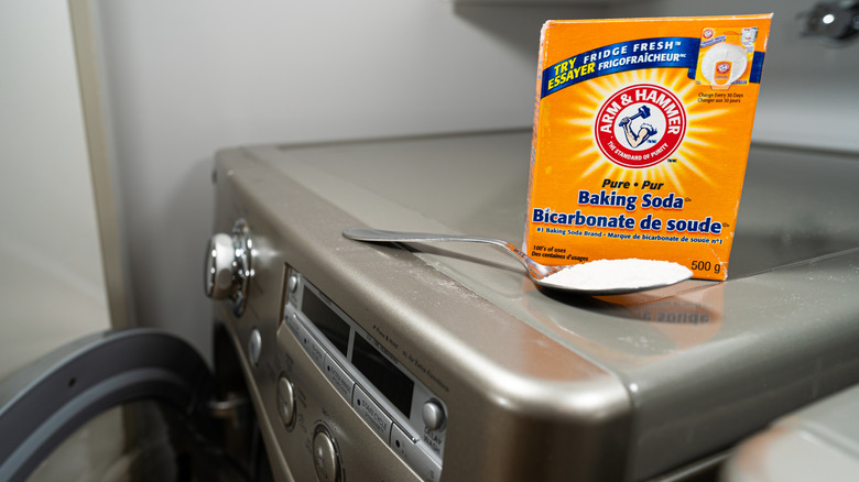 A box of Arm & Hammer sodium bicarbonate on a washing machine