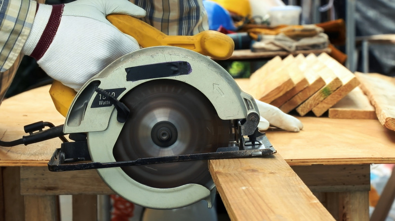 Carpenter frehanding a circular saw