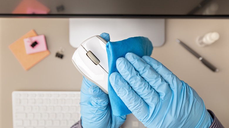 Cleaning computer mouse
