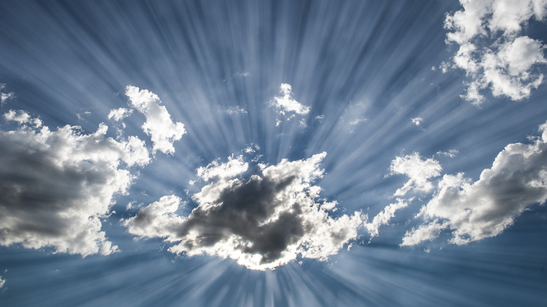 Sun rays shinning through clouds