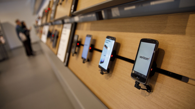 Verizon store Android smartphones display