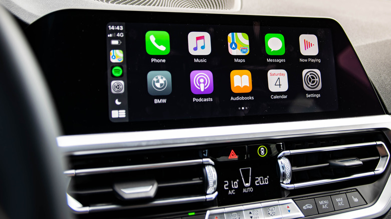 apple carplay car dashboard screen