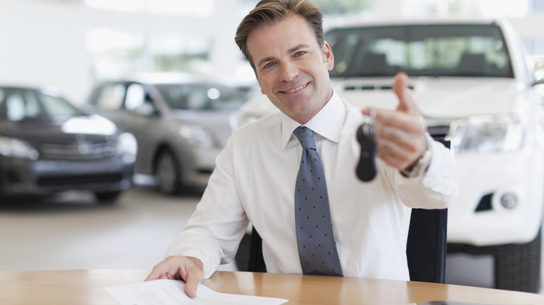 چگونه یک فروشنده معتبر خودرو را شناسایی کنیم: ۵ شاخص ضروری