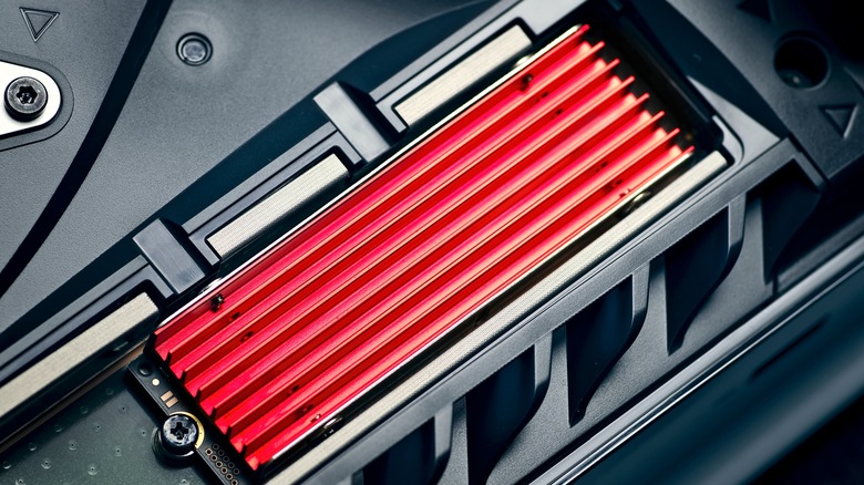 Slot de expansão PS5 com SSD instalado