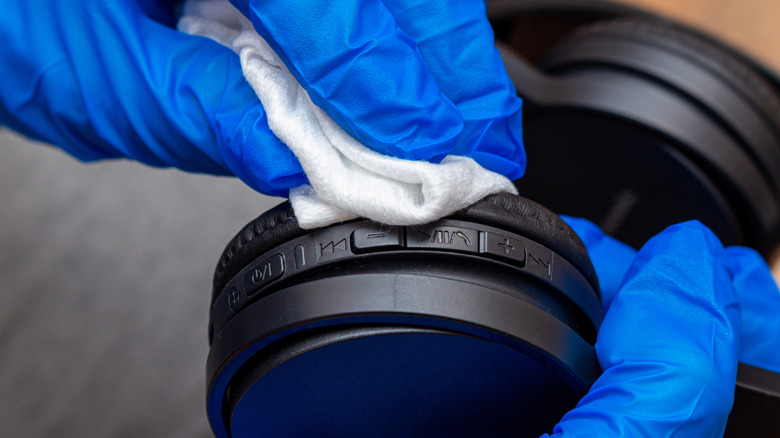 Cleaning headphones wet wipe