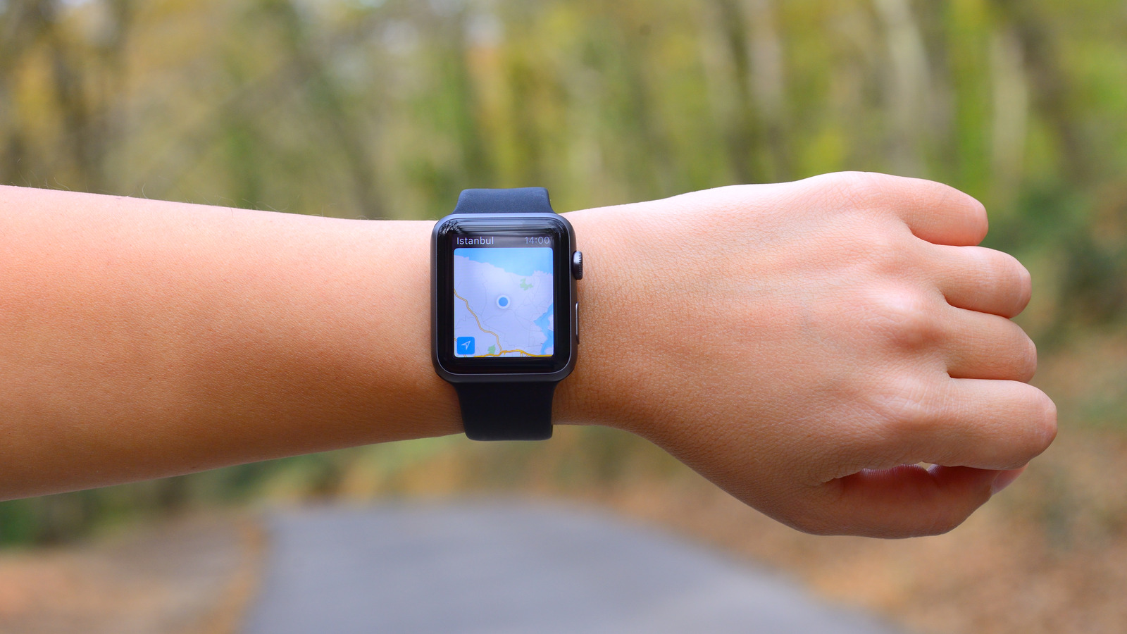 Where is the i located on the apple 2025 watch