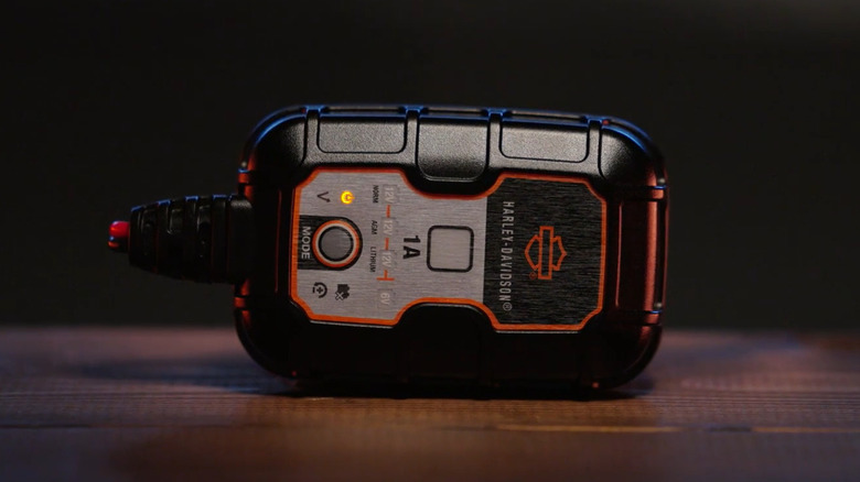 Harley-Davidson 1A charger showing standby LED