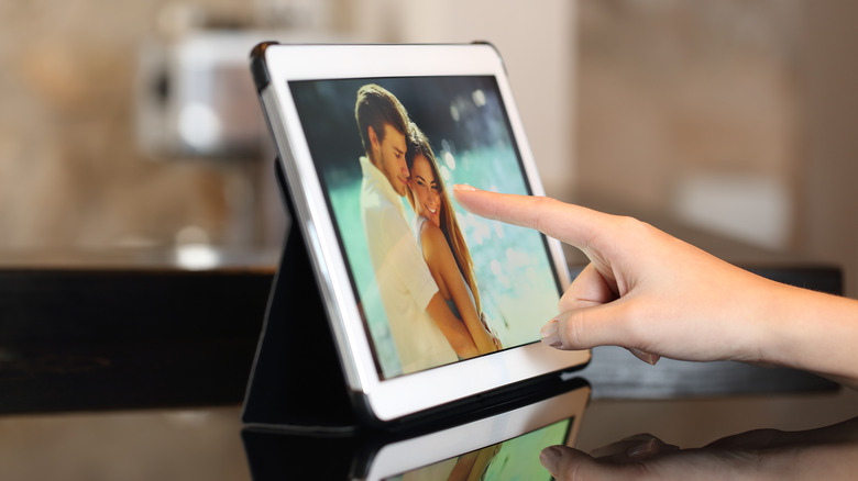 digital photo frame with picture of flowers