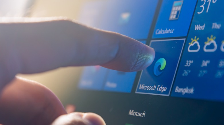 finger tapping the Microsoft Edge icon