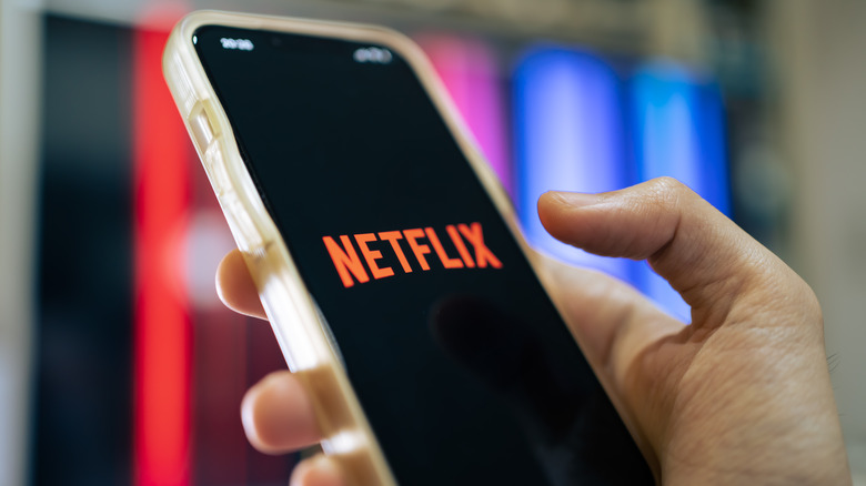 netflix logo smartphone