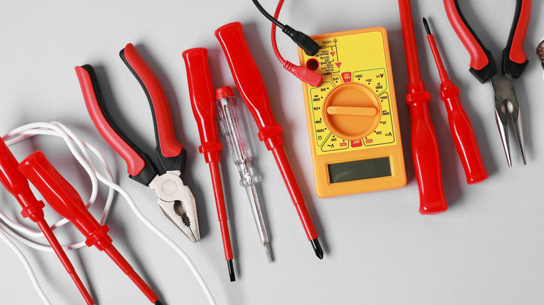 Set of insulated electricians tools