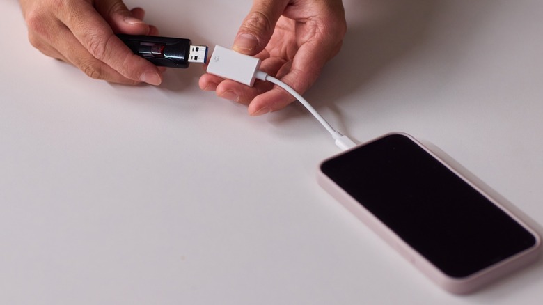 Connecting memory stick through adapter to iPhone