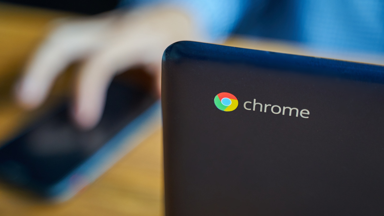 How To Transfer Photos From iPhone To Chromebook (3 Easy Ways)
