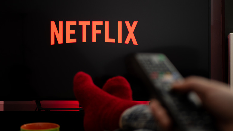 TV에서 Netflix를보고있는 남자