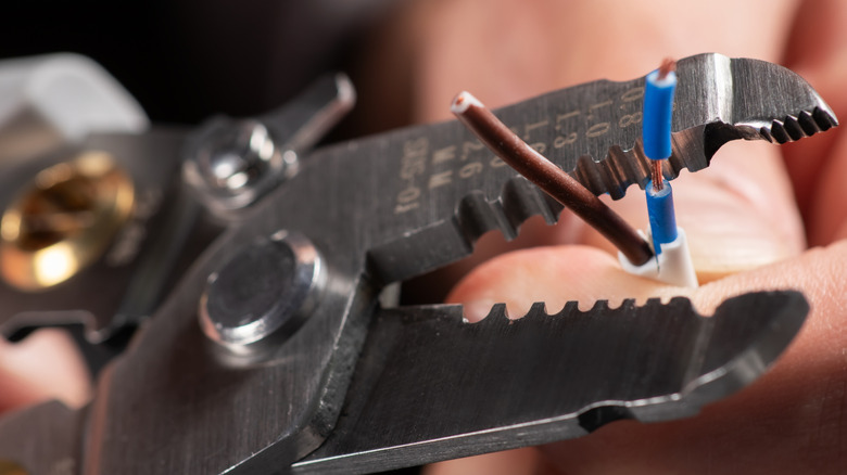 Wire stripper tool head reaching for two wires