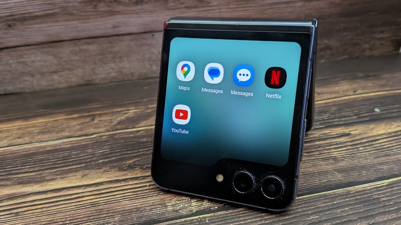 Galaxy Z Flip 5 cover screen curated apps