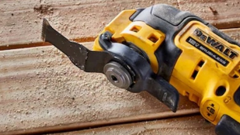 A close up of DeWalt's quick-change feature with a mounted blade.