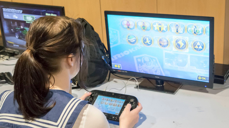 Menina jogando Wii U