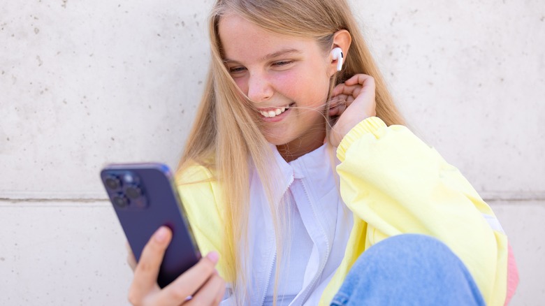 girl using iphone