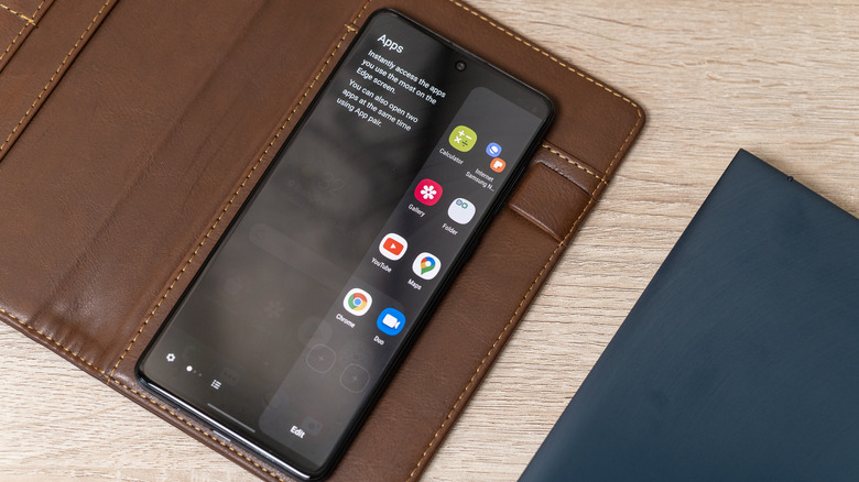 samsung phone showing edge panel