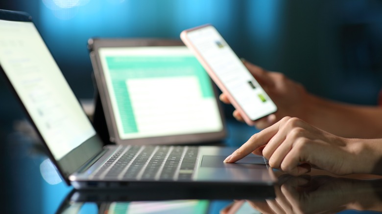 Multi-tasking on different device displays