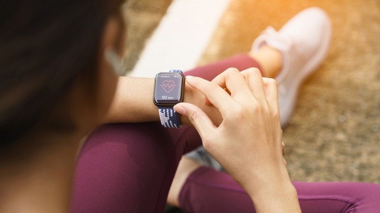 Apple Watch verificando a frequência cardíaca