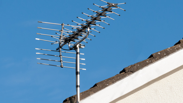 High gain antenna on roof